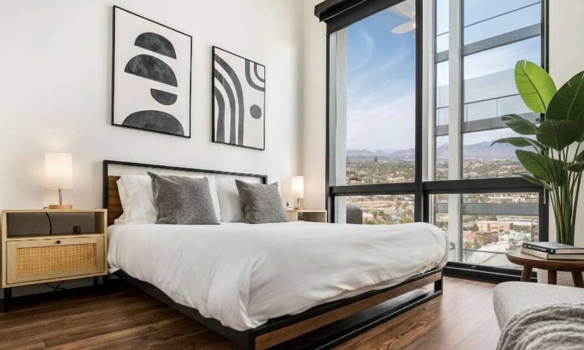 Evans Churchill Apartment | Boulevard Stays Modern Highrise STU Sky Pool, Gym 09