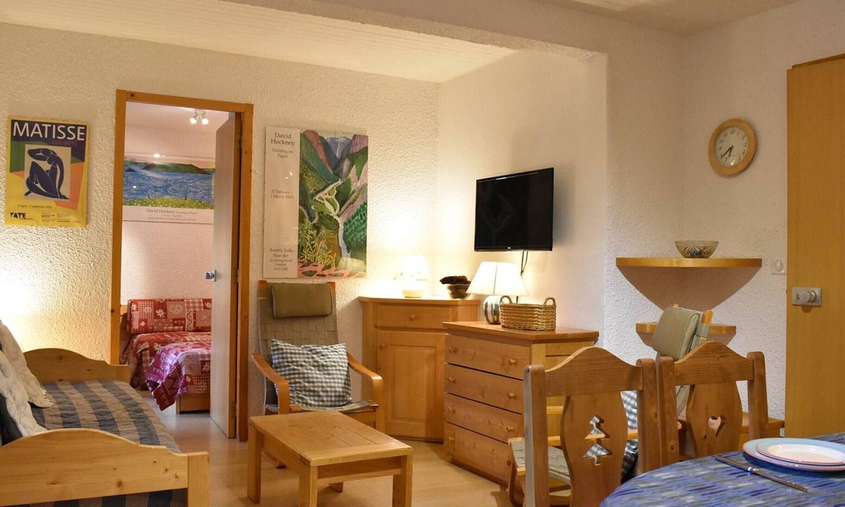Meribel Apartment | Charming 2-BR Apartment for 6 with South-Facing Balcony, Near Slopes and Shops in Méribel