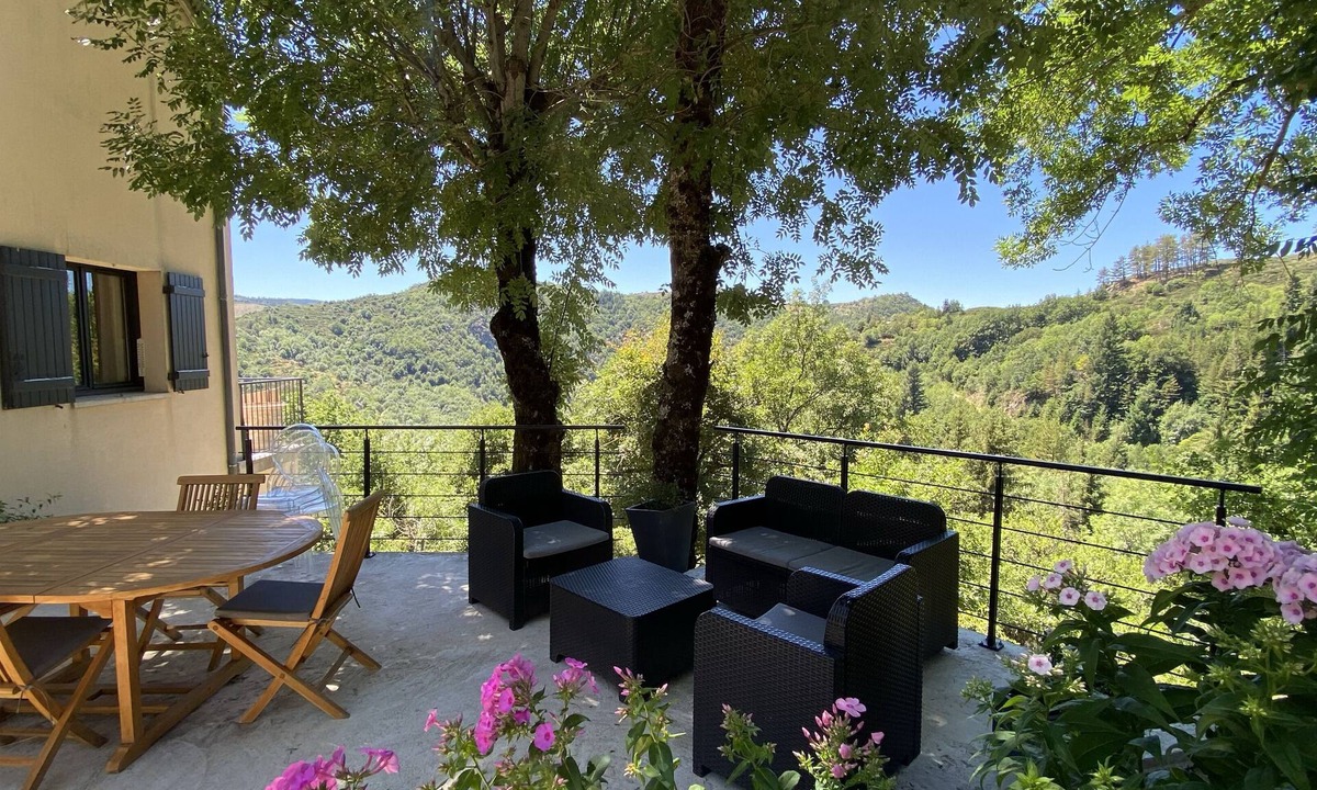 Fraissinet-de-Lozere House | contemporary house breathtaking view