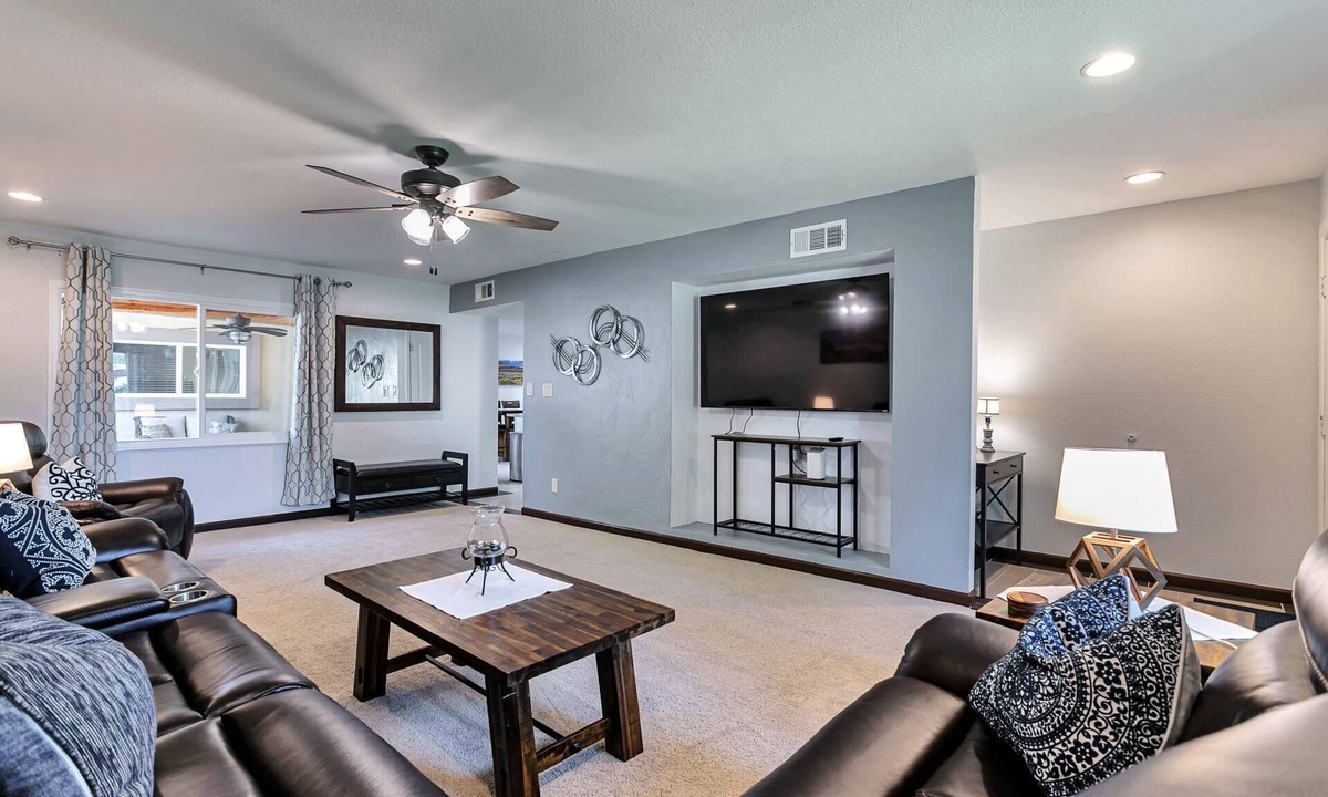 Glendale House | Ground level, Pool/Spa/Covered parking, Minutes to GCC & Historic Downtown Glendales dining/shopping