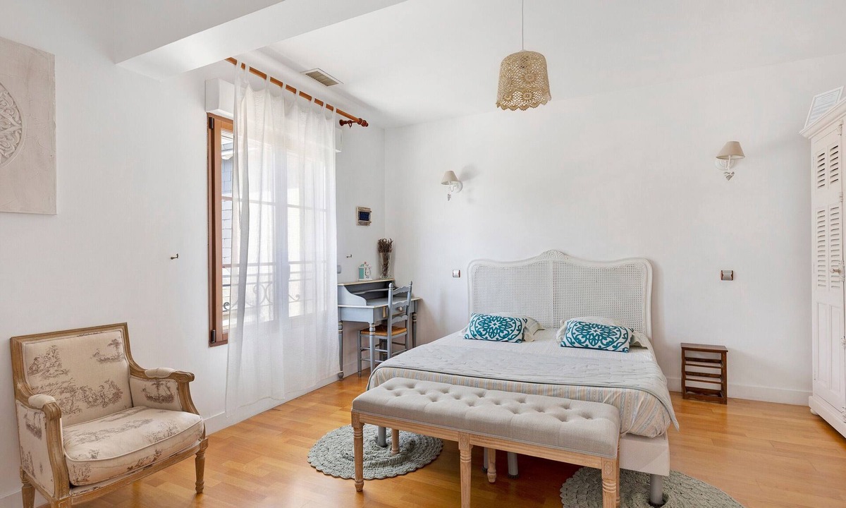 Saint-Cyr-sur-Loire Bed & Breakfast | Master Suite with Shared Pool