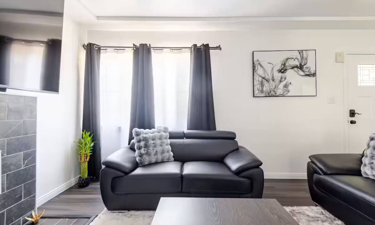 Los Angeles House | Modern 2BR Home, SoFi, LAX, Parking, Fast WiFi