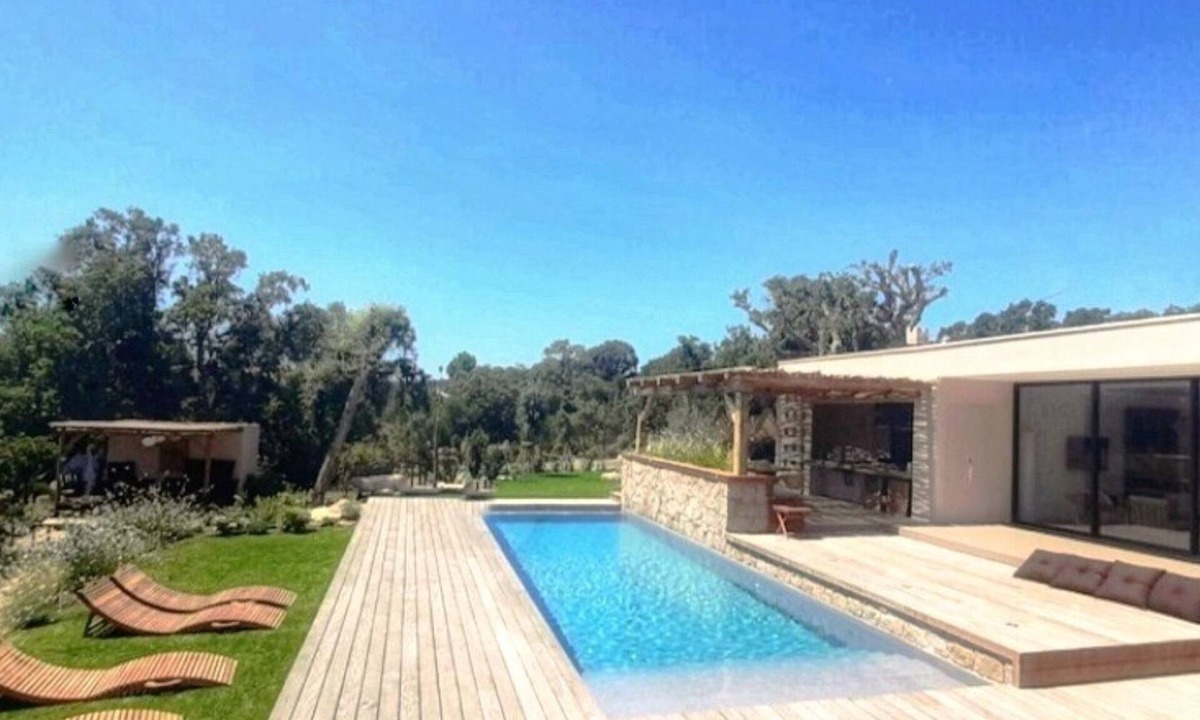 Cirendinu Villa | Recent architect-designed house, 5-minutes walk from Capicciola beach, sleeps 11