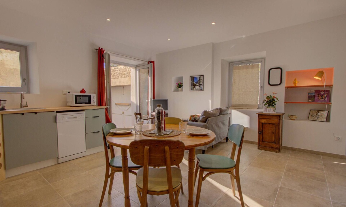 Saint-Paul-Trois-Chateaux Ski Chalet | Renovated Village House with Courtyard – Heart of Saint-Paul-Trois-Châteaux