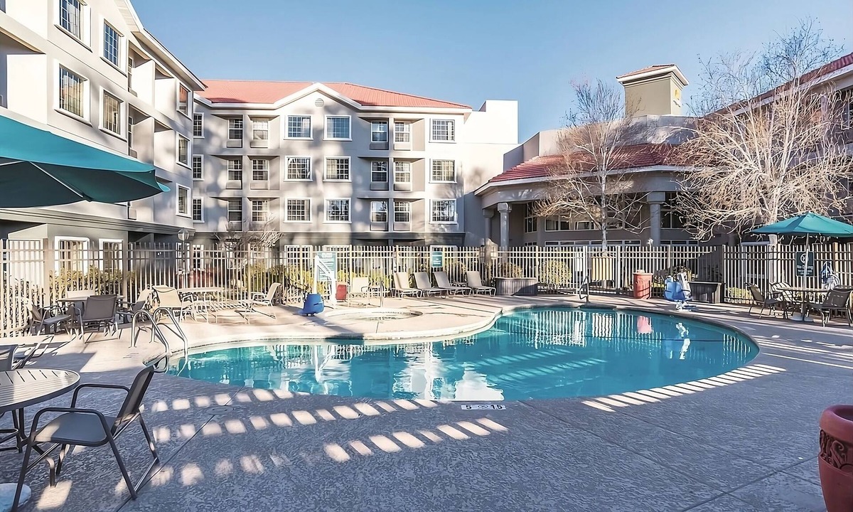 Woodlands Village House | Your Home Away From Home! Free Parking, Free Breakfast, Pool