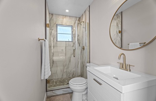 Glendale House | 10% OFF Weekly - Modern Chic Studio