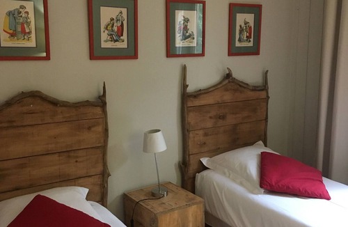 Saint-Etienne-du-Gres Cabin | A quiet natural setting, a comfortable 60M2 apartment with swimming pool & bbq.