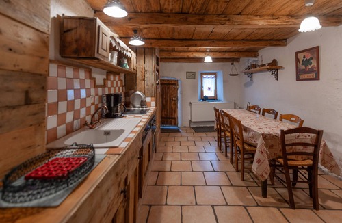 Praranger Ski Chalet | Authentic home, combining the warmth of wood and mountain stone.
