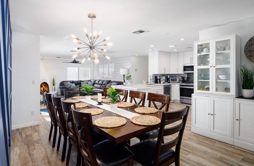 Paradise Valley Village House | Awesome Remodel! 5Br+BonusRm+3Kings+Backyard Oasis: Htd Pool,HotTub,BBQ,Golf,SUV