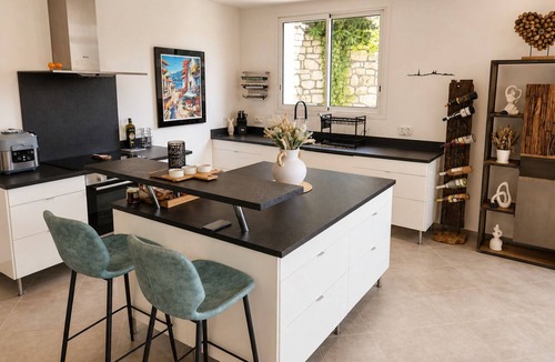 Vence Villa | Charming 3-bedroom Villa in Vence with Mountain View - Modern, AC, Pool