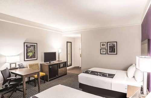Woodlands Village Hotel | Charming Hotel Room w/Hot Tub Access & Free Daily Breakfast