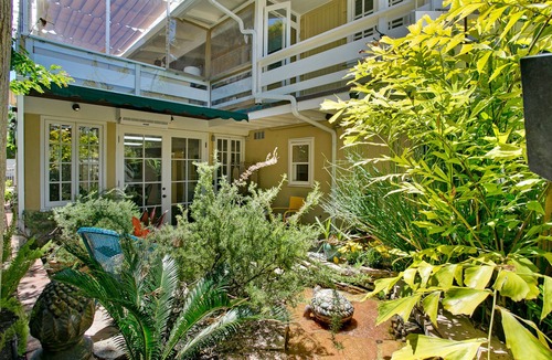 Diamond Crestview Apartment | Cozy Beach House, Quiet, Private Garden, Blocks to Sand, Town