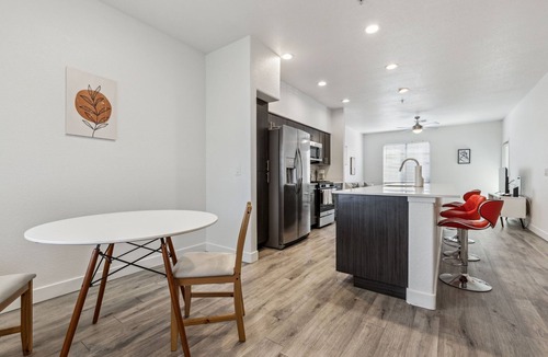 Glendale Sports and Entertainment District Apartment | CozySuites at Glendale