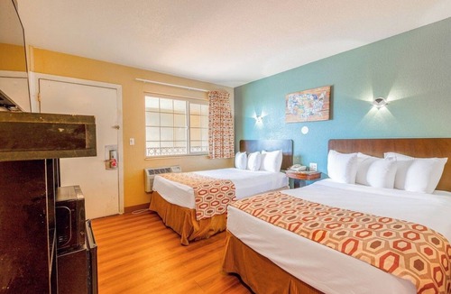 Loma Alta Hotel | Enjoy a Restful Stay in 4 Tranquil Rooms Close to Oceanside Beach