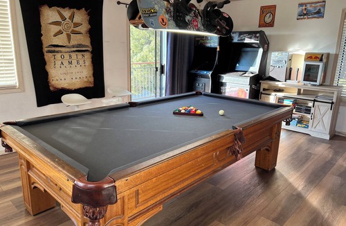 Whispering Forest House | Game Cabin with 5 PM Late Checkout