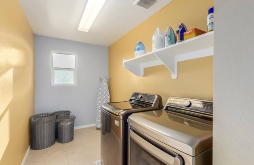 Laveen Village House | Golden Temple Getaway 5bd/2.5bth house with WiFi/Exercise Room Family Friendly