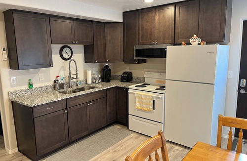 Hurricane Apartment | Gould’s Hideaway, off street parking, close to Sand Hollow, Quail & Zion.