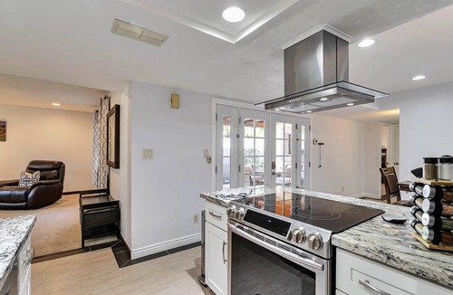 Glendale House | Ground level, Pool/Spa/Covered parking, Minutes to GCC & Historic Downtown Glendales dining/shopping