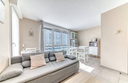 Yves Farge - Le Fleuve Apartment | GuestReady - Sleek sunny comfort near the tram
