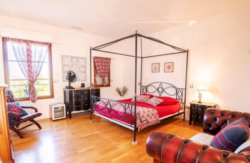 Saint-Cyr-sur-Loire Villa | Homerez - Villa for 15 ppl. with swimming-pool and garden at Saint-Cyr-sur-Loire