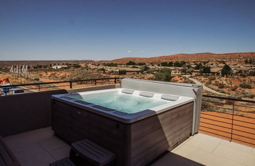 Washington House | Large Townhome w/Private Hot Tub & Air Hockey