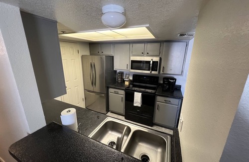 Laughlin Condo | Lovely 1 bed 1 bath just 3.5 miles from casino!
