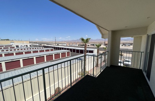 Laughlin Condo | Lovely 1 bed 1 bath just 3.5 miles from casino!