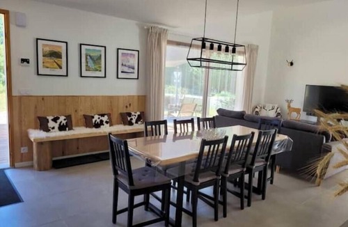 Pont-du-Fosse House | Maison Style Chalet