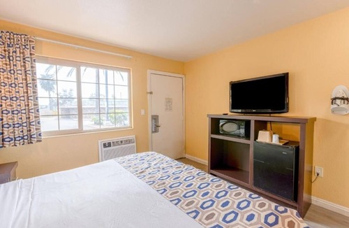 Loma Alta Hotel | Relaxed Stay with King Bed + Private Bath Near California Surf Museum