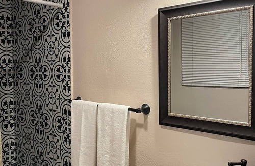 Loma Alta House | Shared Charming 1-bedroom with WiFi, AC in quaint Oceanside