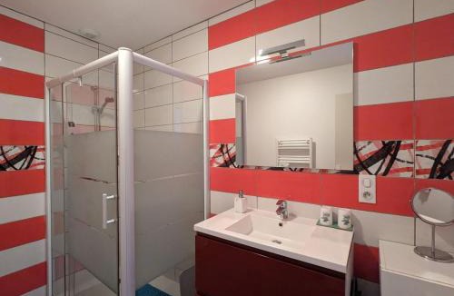 Neuvy-Saint-Sepulchre Bed & Breakfast | Spacieuse Chambre avec Salle d'Eau Privée à Louer dans Maison d'Hôtes Contemporaine - FR-1-591-606