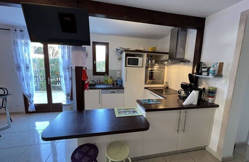 Vendres House | Spacious Home with Pool, Tennis, and Garden - Sleeps 10