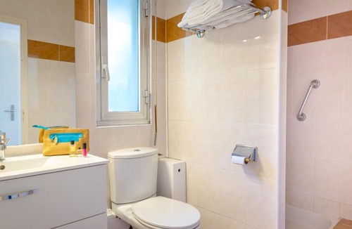 Saint-Raphael Apartment | Studio climatisé pour 2, proche plage et commerces, animaux admis, WiFi, parking - FR-1-466A-20