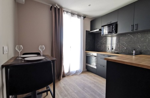 Moyen-Vernet Apartment | T2 with shower and king bed