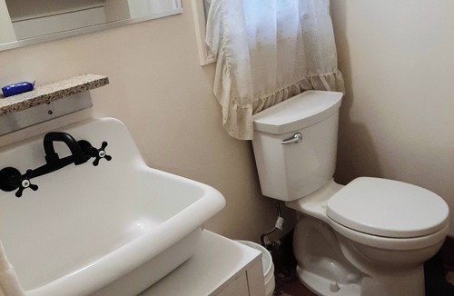 Moreno Valley Hotel | THE BROWN ROOM-Charming & Quiet THEMED Retro-Motel on Historic Route