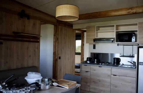 Plomodiern Ski Chalet | ZEcamping 4 étoiles familial 200m plage piscine couverte tente TV LV