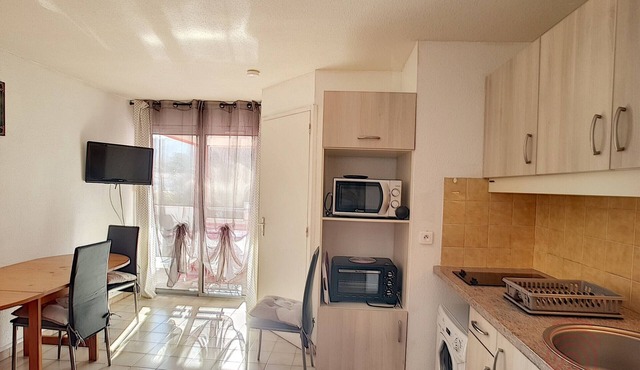 1BR Flat with terrace, parking and wifi in Lamalou