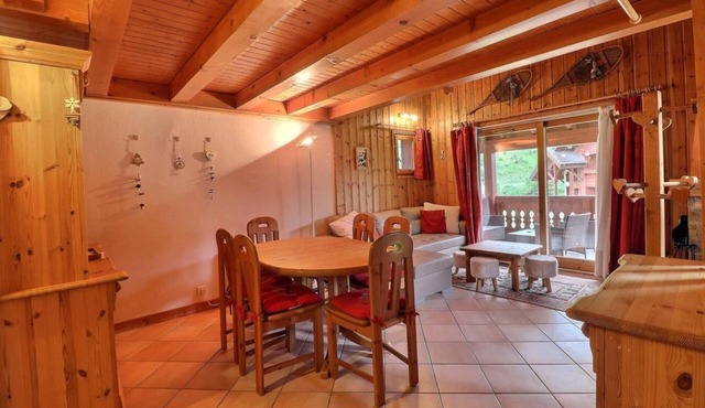 200m from shops, 2nd floor, terrace, fireplace or stove, ski locker, 62m², Méribel-Mottaret