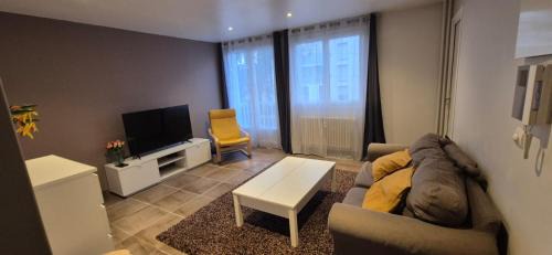 3 chambres dans grand T4 Proche Lac, ENTPE, Planétarium & Autoroute