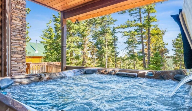 4BR Cabin with Spa - Sleeps 8