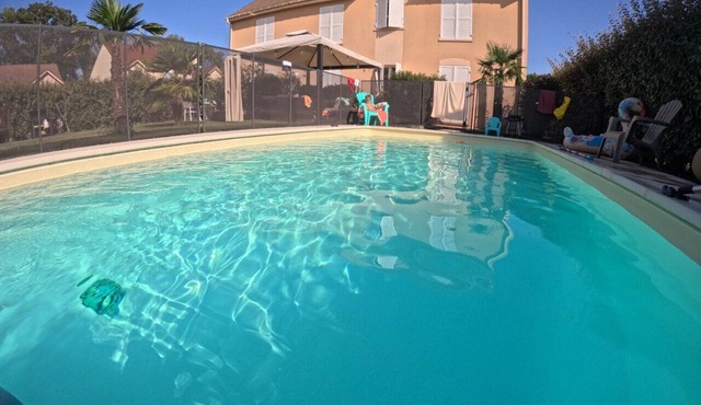 A 15min de Versailles et 30min de Paris, Villa Avec Jardin et Piscine Chauffée
