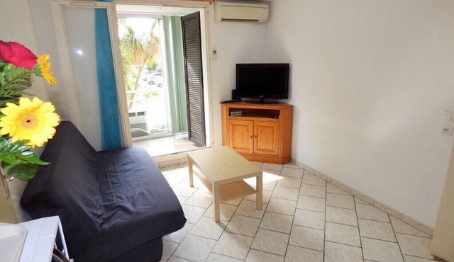 A stone's throw from the beach of Les Sablettes, all on foot, private parking.