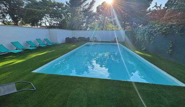 Air-conditioned Maison de Maitre 13 km from beaches, gardens, secure swimming pool, games.