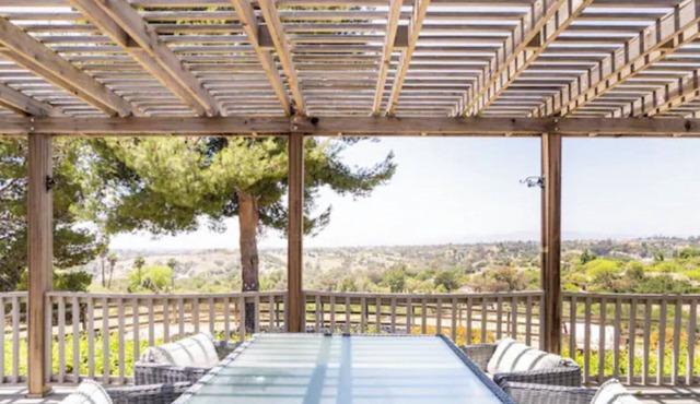 Beautiful 2-bedroom home with stunning views Sleeps 4 - 2 Bedrooms - 1 Bath