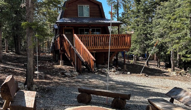 Beautiful 3-bedroom cabin in peaceful Duck Creek Village