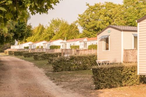 Camping le Petit Trianon de Saint Ustre