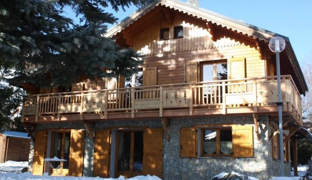 Chalet in wood and stone, redone, 250 metres from the ski lifts.