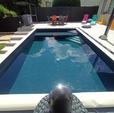 Charmante maison avec piscine chauffée, salle de cinéma et bar