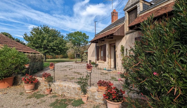 Charming Cottage with Fireplace, Garden & WiFi Near Nohant