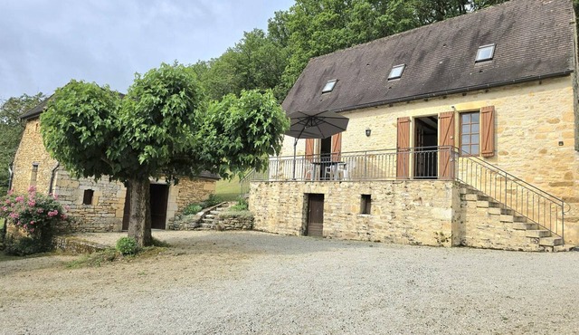 Charming detached house with terrace and BBQ in Dordogne, pets allowed